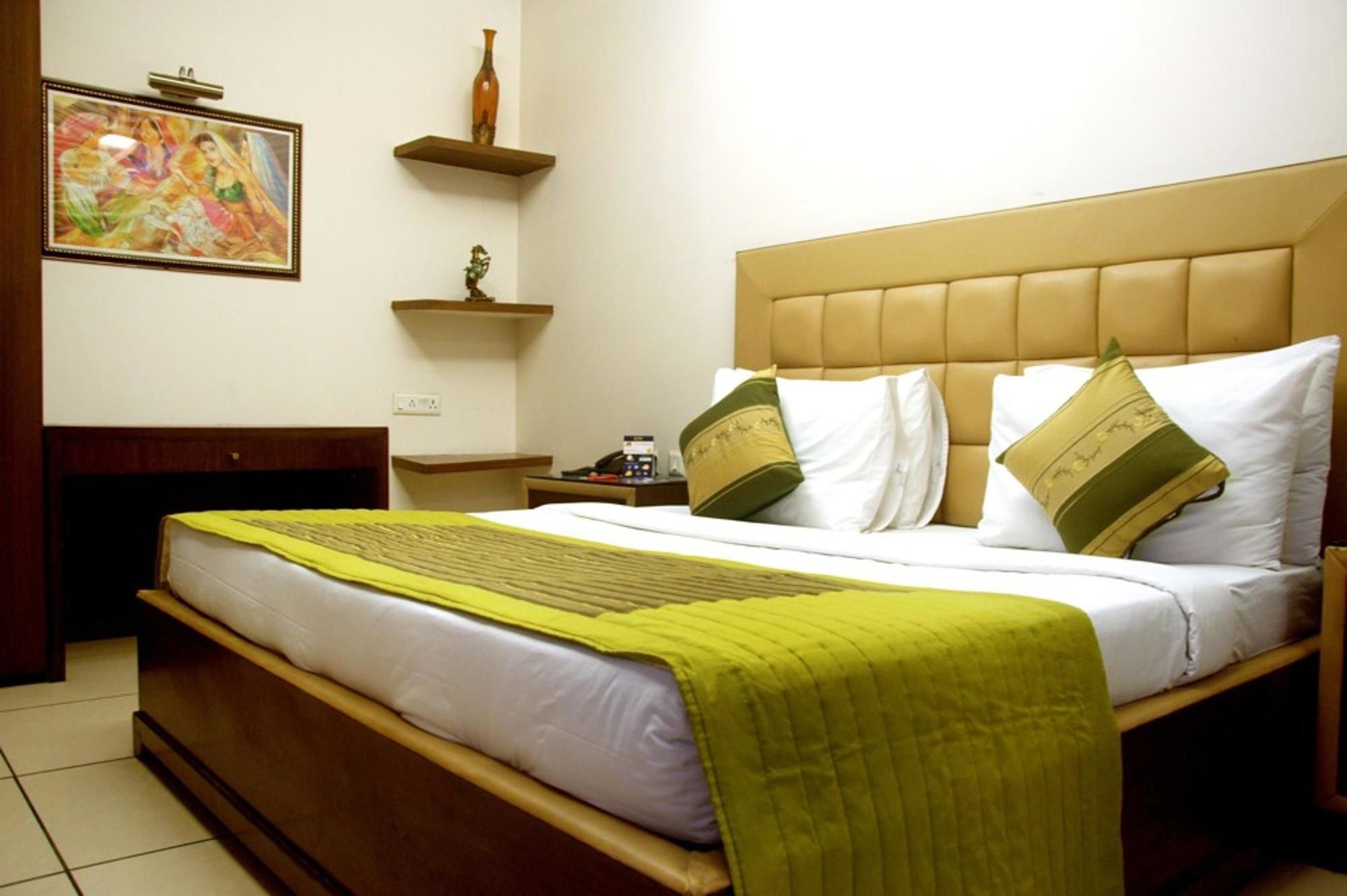 Capital O 1391 Hotel Pushpa Vilas Ghaziabad Exterior foto